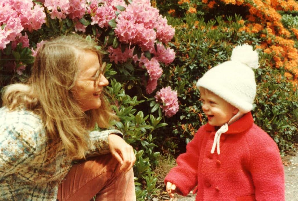 1975 mit Söhnchen Florian vor blühendem Rhododendron.