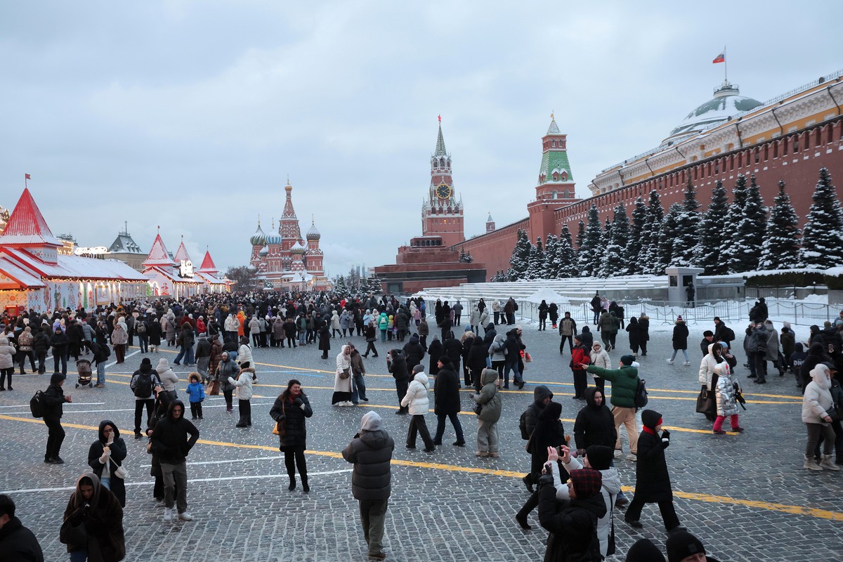 epa12629117 People walk on the Red Square during the New Year and Christmas holidays in downtown Moscow, Russia, 05 January 2026. Russians are preparing to celebrate Christmas, observed on 07 January, ...