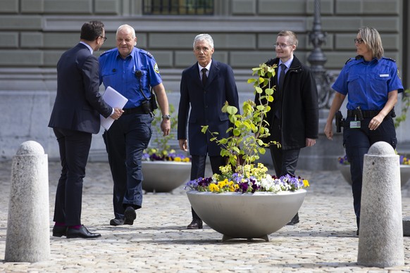 ARCHIVBILD -- Swiss Federal Attorney Michael Lauber, center, comes out of the Parliament building, prior to a media conference at the Media Centre of the Federal Parliament in Bern, Switzerland, on Fr ...