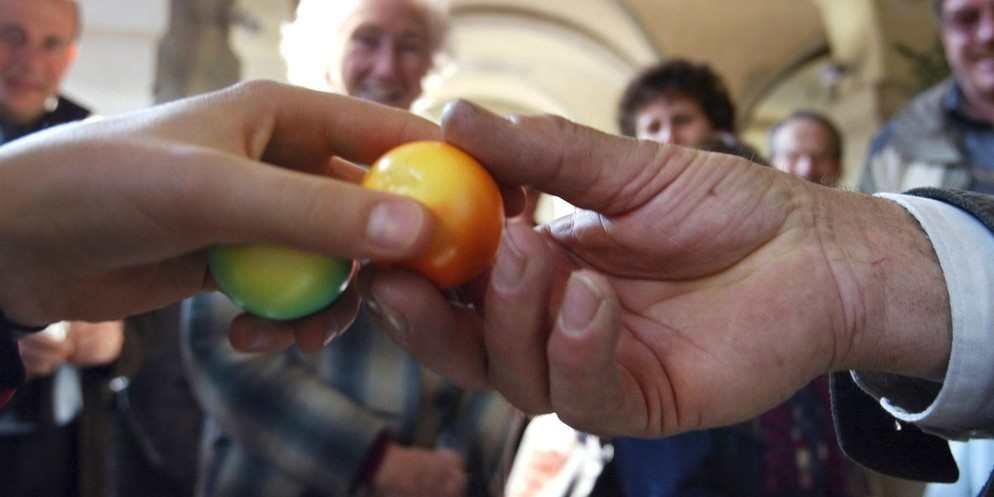 Das «Eiertütsche» ist seit über 100 Jahren Tradition auf dem Kornhausplatz. Hier fand es 2002 statt.