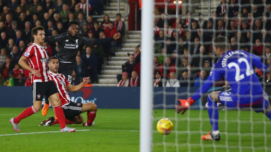 Sturridge erzielt an Stekelenburg vorbei das Tor zur 2:1-Führung Liverpools.