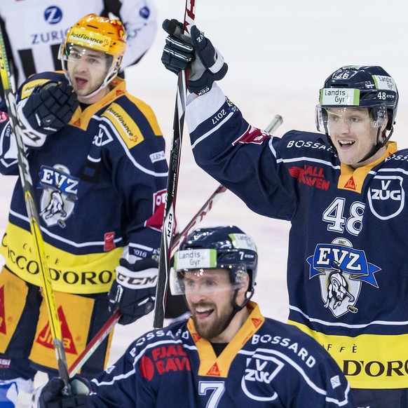 Lino Martschini, David McIntyre und Carl Klingberg, von links, jubeln waehrend dem Eishockey-Meisterschaftsspiel der National League A zwischen dem EV Zug und dem Fribourg-Gotteron am Samstag, 18. Feb ...