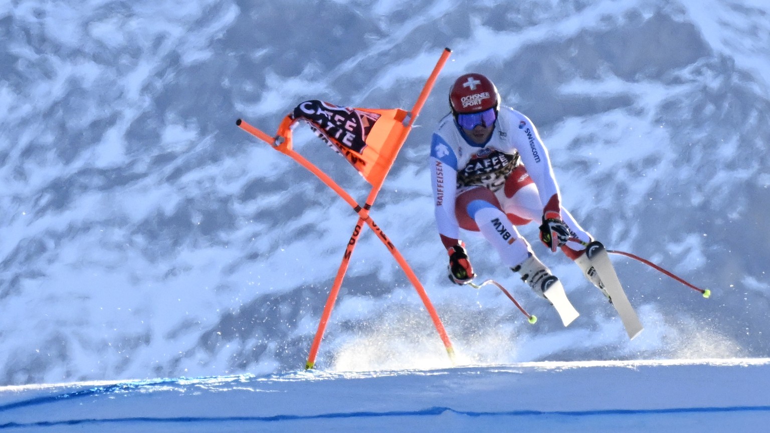 epa09686851 Beat Feuz of Switzerland speeds down the slope during the Men&#039;s Downhill race at the FIS Alpine Skiing World Cup in Wengen, Switzerland, 15 January 2022. EPA/MARCEL BIERI