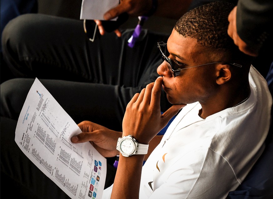 Weltmeister Kylian Mbappé studiert vor dem WM-Final im Parc Olympique Lyonnais die Aufstellungen.