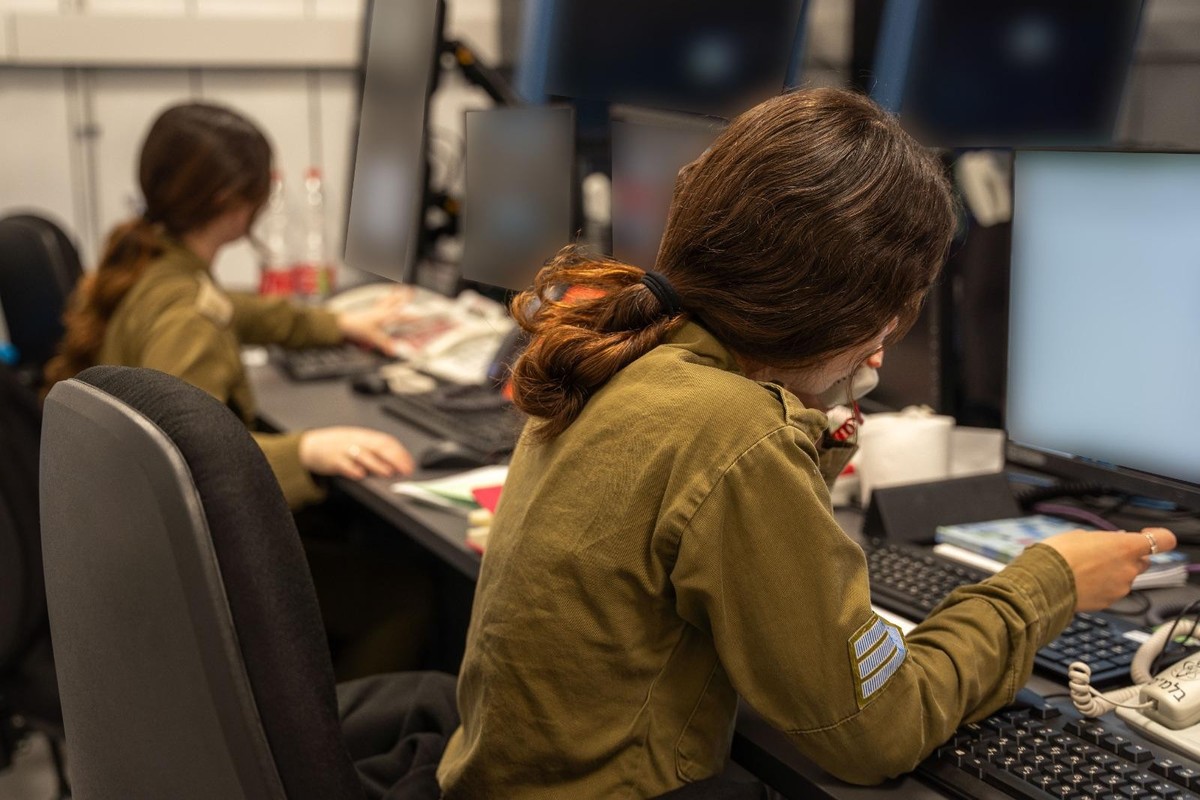 Soldatinnen überwachen Monitore von Überwachungskameras in einer Kommandozentrale im IDF-Lager Re'im im Süden Israels, 5. November 2023.