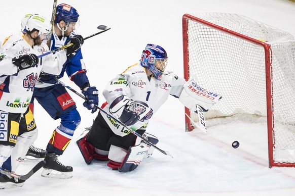 Zuerich&#039;s Mattias Sjoergren, zweiter links, trifft gegen Biel Torhueter Jonas Hiller, rechts, beim Eishockeyspiel der Nationalleague A ZSC Lions gegen den EHC Biel im Hallenstadion in Zuerich, au ...