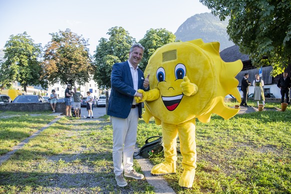 Der Praesident der SVP Schweiz, Marco Chiesa posiert mit dem SVP Suenneli, anlaesslich der Nominationsversammlung fuer die Nidwaldner Nationalratskandidatur am Freitag, 18. August 2023 auf dem Landsge ...