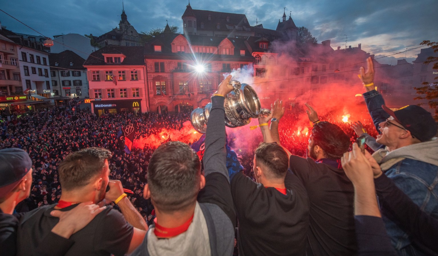 Die Fans feiern den FC BAsel auf dem «Barfi».