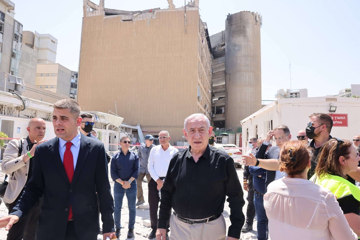 Le Premier ministre israélien Benjamin Netanyahu visite le complexe hospitalier Soroka après qu'il ait été touché par un missile tiré depuis l'Iran à Beer Sheva, Israël, le jeudi 19 juin 202 ...