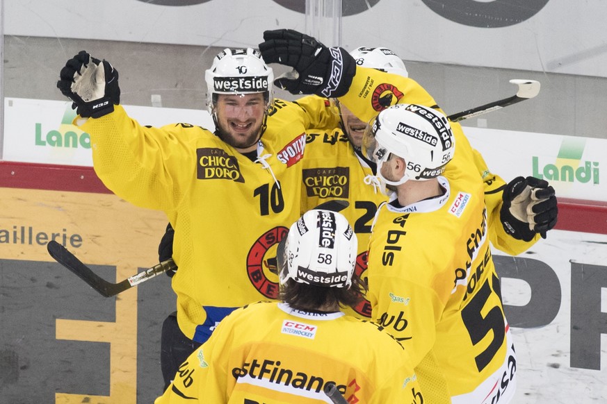 Von links nach rechts, SC Bern Spieler Tristan Scherwey, SC Bern Spieler Eric Blum, SC Bern Spieler Martin Pluess, und SC Bern Spieler Maxim Noreau, jubeln nach dem Tor (3-0), im vierten Eishockey Pla ...