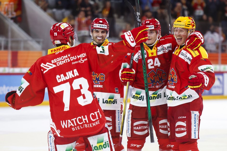 PostFinance Top Scorer Marcus Sylvegaard (EHCB), rechts, jubelt mit seinen Teamkollegen Lias Andersson, Miro Zryd und Petr Cajka, von rechts, nach dem Tor zum 2-2 im Eishockey Meisterschaftsspiel der  ...