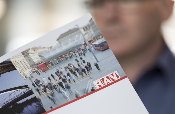 ARCHIVBILD ZUM RUECKGANG DER ARBEITSLOSIGKEIT IM JAHR 2018, AM DIENSTAG, 8. JANUAR 2019 - [Symbolic Image, Staged Picture] An unemployed person looks at information documents, pictured in a waiting ro ...