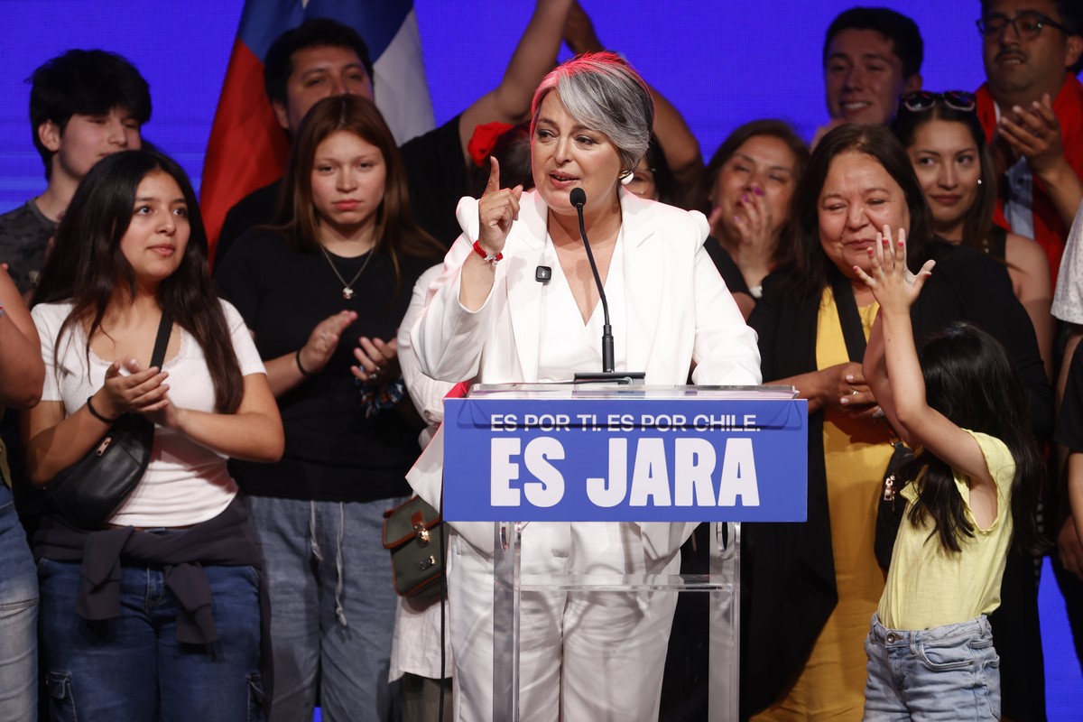 epa12530352 Unity for Chile party presidential candidate Jeannette Jara speaks after learning the election results in Santiago, Chile, 16 November 2025. Jara will face right-wing candidate Jose Antoni ...