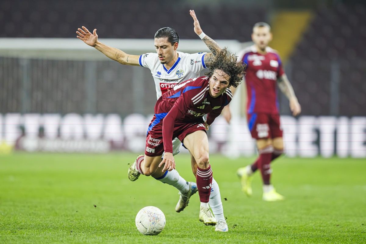 Kevin Spadanuda (FCL), gauche, lutte pour le ballon avec Theo Magnin (SFC), droite, lors de la rencontre de football de Swiss Super League entre le Servette FC, SFC, et le Luzern, FCL, ce jeudi 31 oct ...