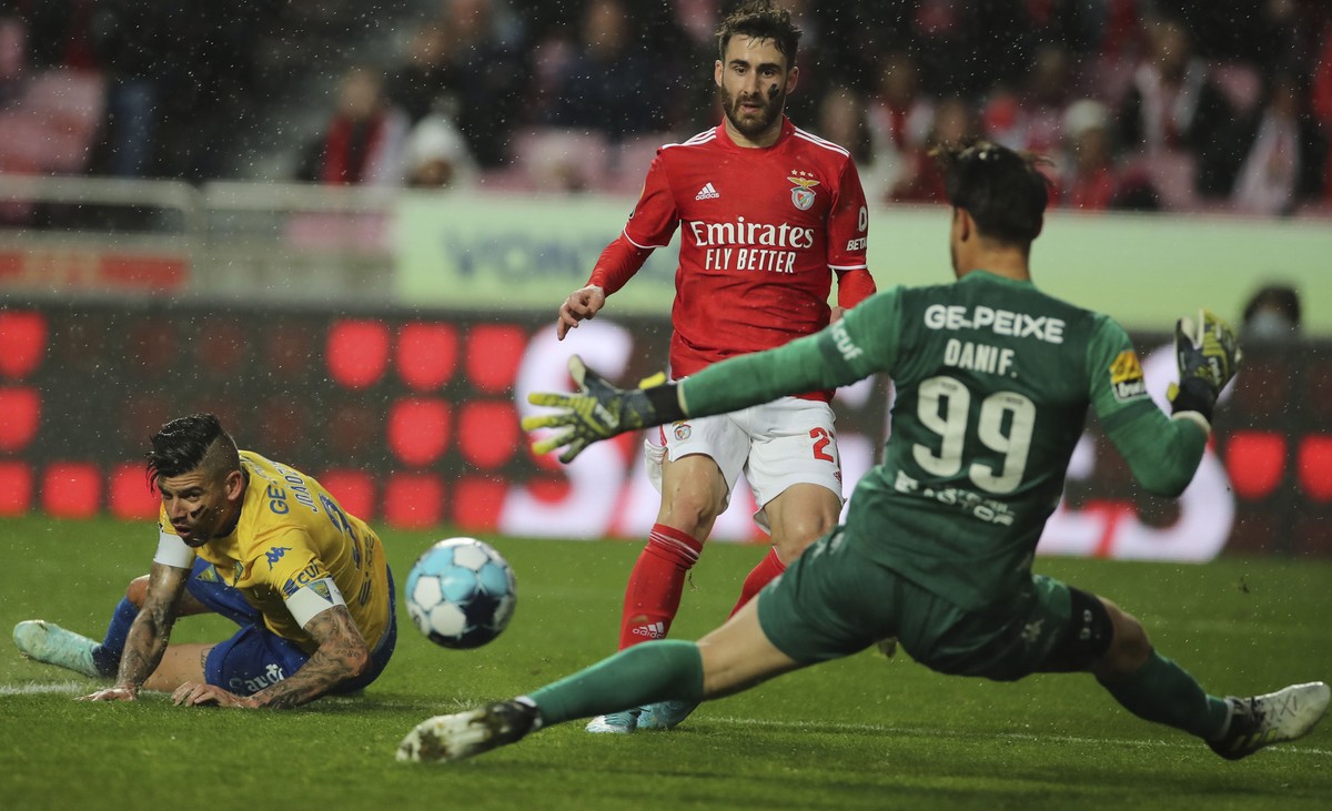 epa09839239 Benfica player Rafa Silva (C) fights for the ball with Figueira goalkeeper of Estoril Praia during the Portuguese First League soccer match Benfica vs Estoril Praia held at Luz Stadium, Li ...