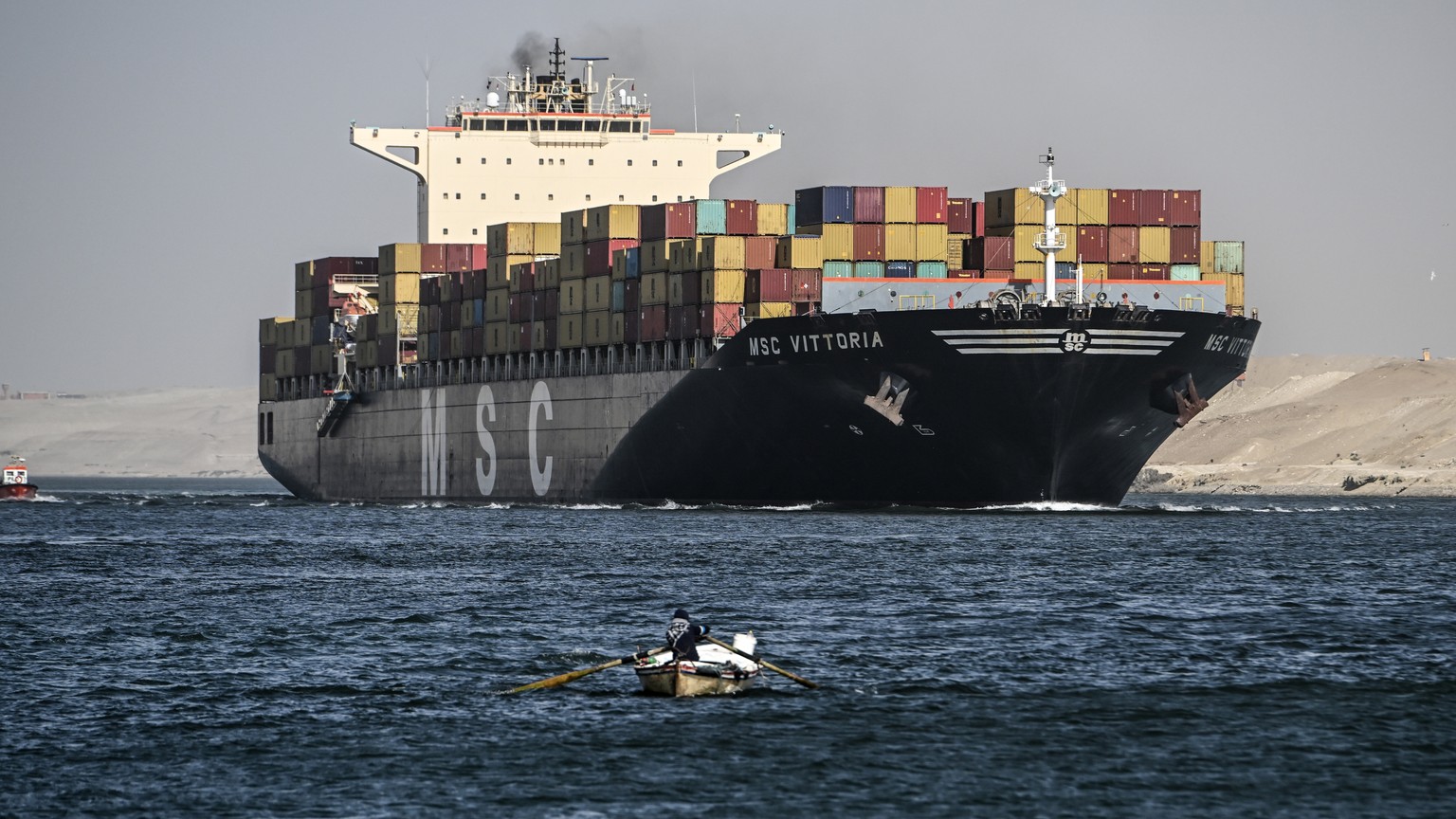 epaselect epa11040954 A Mediterranean Shipping Company (MSC) container ship crosses the Suez Canal towards the Red Sea in Ismailia, Egypt, 22 December 2023. On 18 December, the US Department of Defens ...