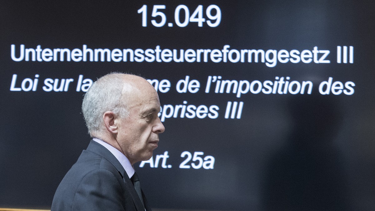 ARCHIV --- ZUR UNTERNEHMENSSTEUERREFORM III STELLEN WIR IHNEN FOLGENDES BILD ZUR VERFUEGUNG --- Bundesrat Ueli Maurer befasst sich mit der Unternehmenssteuerreform III (USRIII) am Montag, 6. Juni 2016 ...