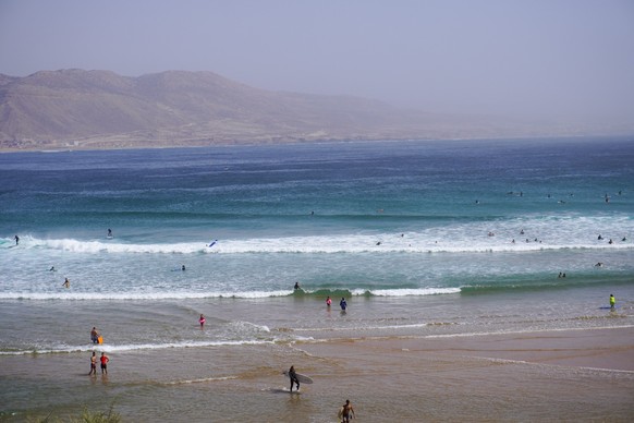 Imsouane, Marrokko, Surfstrand «The Bay» im Juli 2024. Laut den Bewohnern Imsouanes können Surfbegeisterte am Strand «The Bay» auf den längsten Wellen Nordafrikas reiten. (Bild: Nora Züst)