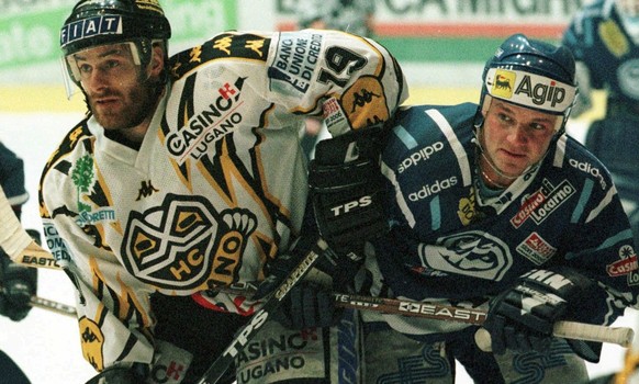 Lugano Spieler Jean-Jacques Aeschlimann (links) versucht sich am 30. Maerz 1999 im zweiten Finalspiel in der Resega-Eishalle von Lugano gegen Ambri Spieler Paul di Pietro durchzusetzen. (KEYSTONE/Karl ...