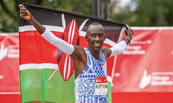 Running: Chicago Marathon Oct 8, 2023 Chicago, IL, USA Kelvin Kiptum KEN celebrates after finishing in a world record time of 2:00:35 to win the Chicago Marathon at Grant Park. Chicago IL USA, EDITORI ...
