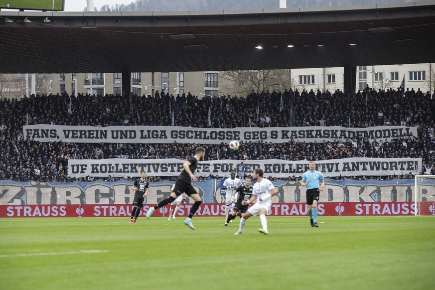 Zuercher Fans zeigen auf ihren Fahnen �Fans, Verein und Liga gschlosse geg s Kaksademodell� im Fussball Meisterschaftsspiel der Super League zwischen dem FC Zuerich und dem FC Stade-Lausanne-Ouchy im  ...