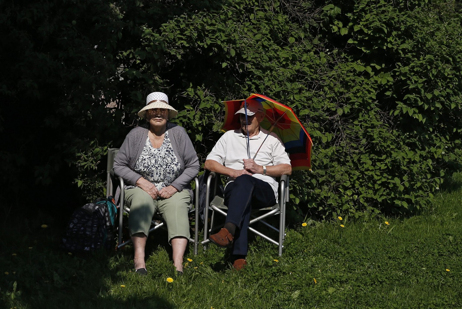 epa05335414 An old couple rests as people run during the adidas Running Hearts charity race in Moscow, Russia, 29 May 2016. More than ten thoushend people attended this year race with a distance of tr ...