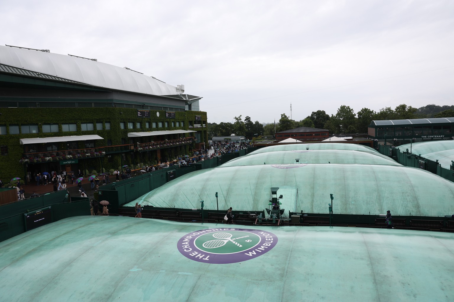 epa10725912 Rain covers are out on the courts at the Wimbledon Championships, Wimbledon, Britain, 04 July 2023. EPA/ISABEL INFANTES EDITORIAL USE ONLY