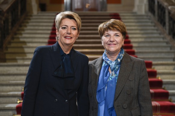 Die neugewaehlten Bunderaetinnen Karin Keller-Sutter, links, und Viola Amherd posieren nach der Ersatzwahl in den Bundesrat durch die Vereinigte Bundesversammlung, am Mittwoch, 5. Dezember 2018 im Nat ...