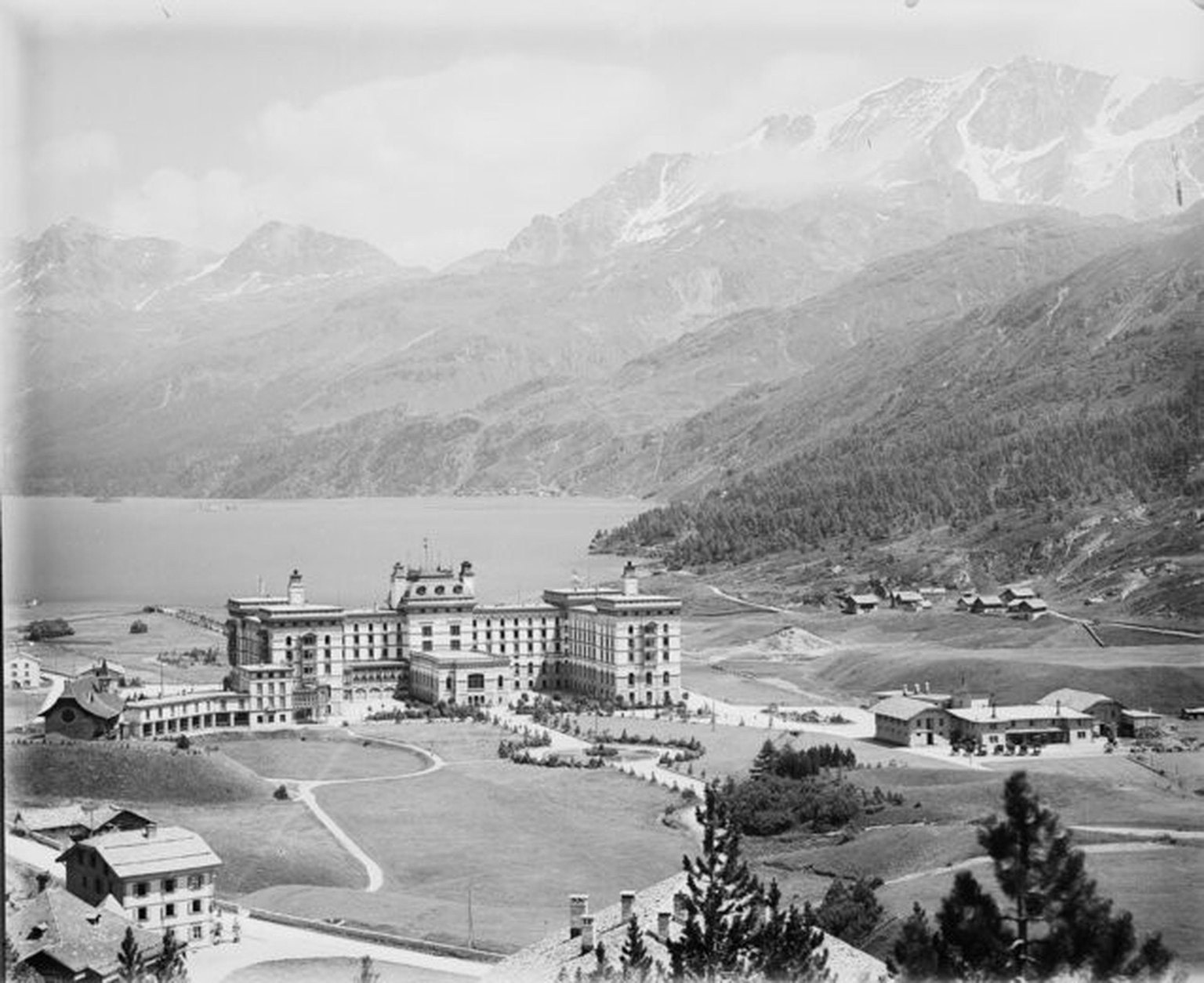 Das Hotel Kurhaus Maloja war mit Ballsaal sowie mit Theater- und Konzertsaal ausgestattet.