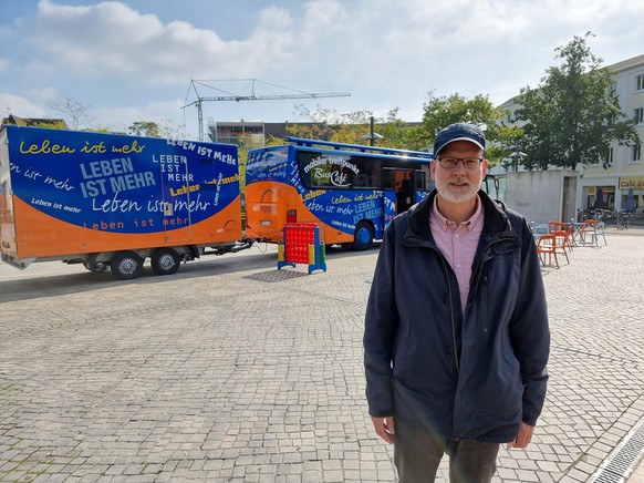 Pastor Armin Danz vor seinem Bus Café.