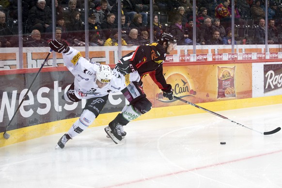 Fribourgs Verteidiger Benjamin Chavaillaz, links, und SC Bern Stuermer Alain Berger, rechts, kaempfen um den Puck, beim Eishockey Meisterschaftsspiel der National League A zwischen den SC Bern und dem ...