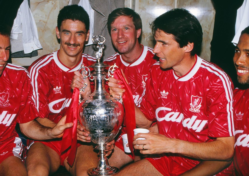 Ian Rush , Ronnie Whelan and Alan Hansen with the League Championship Trophy. Liverpool FC v Derby 01/05/1990 1989/90. PUBLICATIONxINxGERxSUIxAUTxHUNxPOLxUSAxONLY

Ian Rush Ronnie Whelan and Alan Ha ...