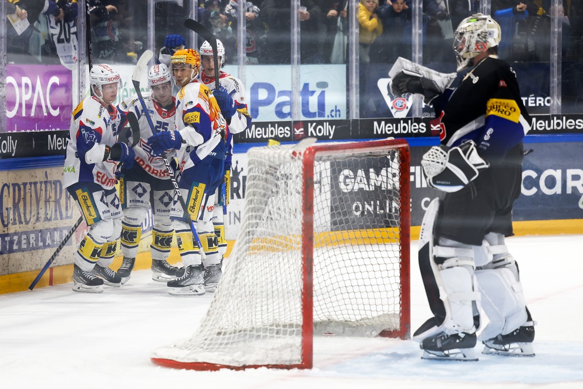 Klotens Miro Aaltonen, Arttu Ruotsalainen, PostFinance Top Scorer Jonathan Ang und David Reinbacher, von links, jubeln nach dem Tor zum 1-3 neben Gotterons Torhueter Reto Berra, im Eishockey Meistersc ...