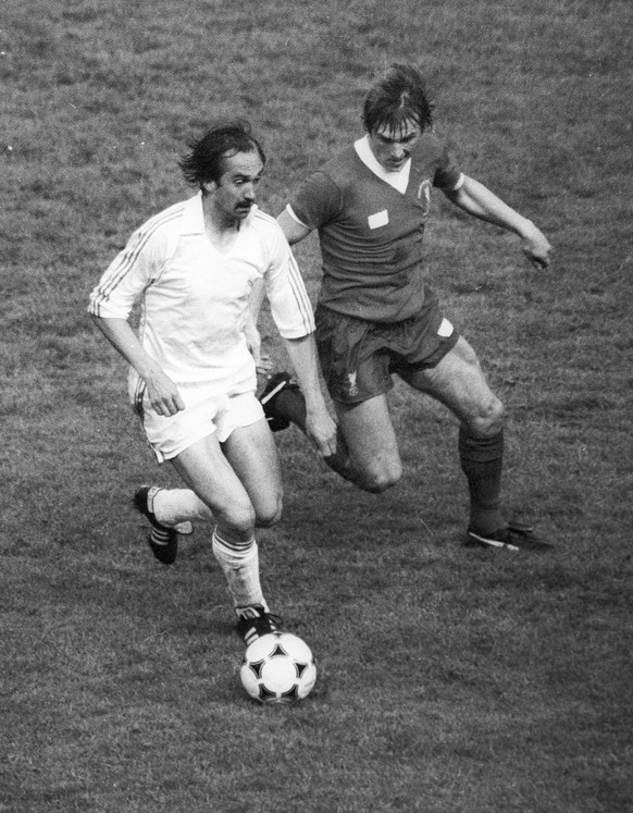 Europapokal der Landesmeister. Endspiel Real Madrid - FC Liverpool 0:1/27.05.1981 in Paris. Uli Stielike (links) Madrid gegen Daglish *** European Champions Cup final Real Madrid Liverpool 0 1 27 05 1 ...