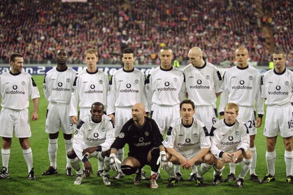 Das vielleicht berühmteste witzige Teamfoto. Vor dem CL-Spiel gegen Bayern München schleicht sich Karl Power (l.) an allen Securitys vorbei auf das Bild von Manchester United.