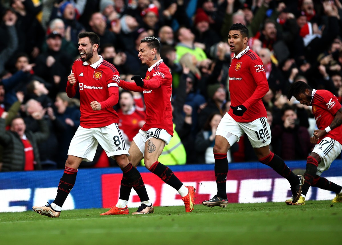epa10404951 Manchester United's Bruno Fernandes (L) celebrates scoring the equalizer during the English Premier League soccer match between Manchester United and Manchester City in Manchester, Br ...