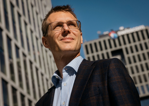 Swisscom-Chef Christoph Aeschlimann kritisiert die hiesigen Bau- und Bewilligungsverfahren für Antennen als nicht praxistauglich.