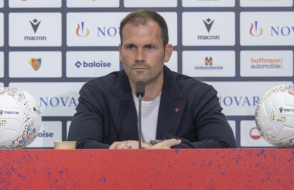 Praesident David Degen, links, und Sportdirektor Daniel Stucki, rechts, an einer Pressekonferenz des FC Basel 1893 in Basel, am Donnerstag, 22. Mai 2025. (KEYSTONE/Georgios Kefalas)