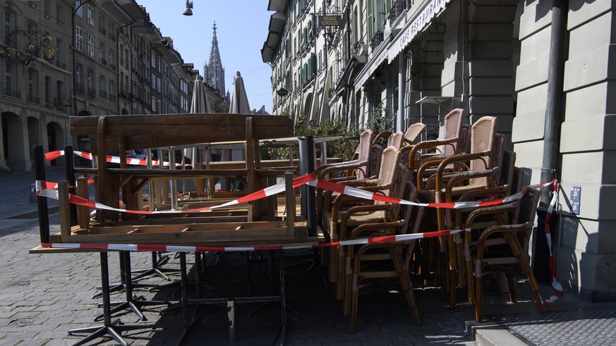 Tische, Stuehle und Baenke eines Restaurants sind zusammengestellt und mit Absperrband markiert, waehrend der Coronavirus (COVID-19)-Pandemie, am Donnerstag, 26. Maerz 2020, in Bern. (KEYSTONE/Anthony ...