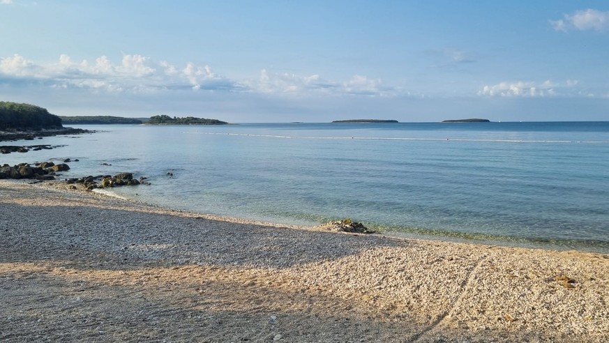 Das Meer so klar wie der «Strand» steinig – trotzdem wird mir der Aufenthalt auf dem Campingplatz stets in guter Erinnerung bleiben.