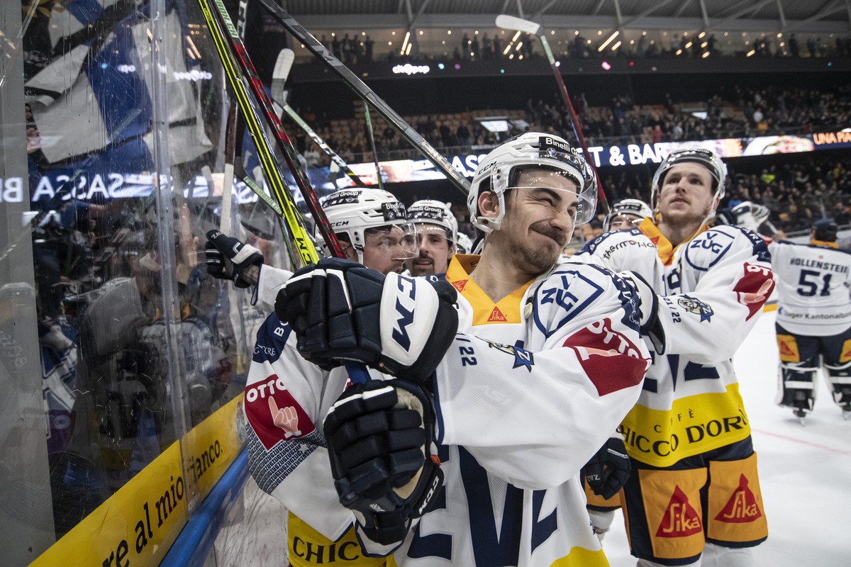 Zug's player Samuel Kreis, during the fourth game of the quarter final playoffs of National League 2021/22 between HC Lugano and EV Zug at the Corner Arena in Lugano, Thursday, March 31, 2022. (K ...