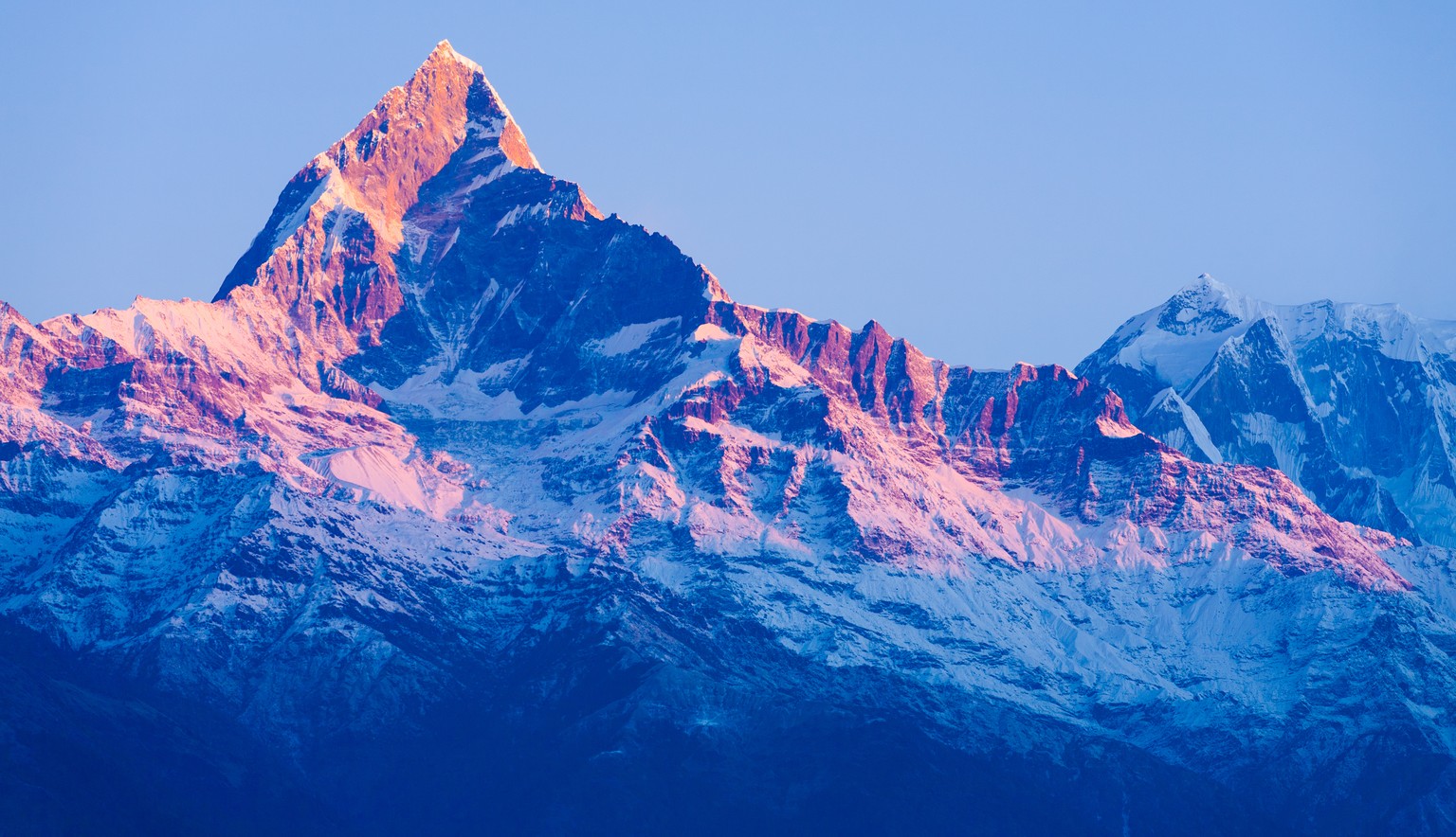 Sieht bisschen aus wie das Matterhorn. Ist aber der höchste unbestiegene 6000er der Welt, der Machapuchare. 