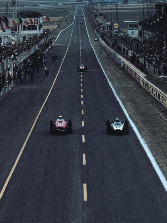 Bildbeschreibung:
Winner Jack Brabham (AUS) Cooper Climax T53 (right) and Phil Hill (USA) Ferrari D246 battle it out on the straight past the pits. French Grand Prix, Reims, France, 3 July 1960. PUBLI ...