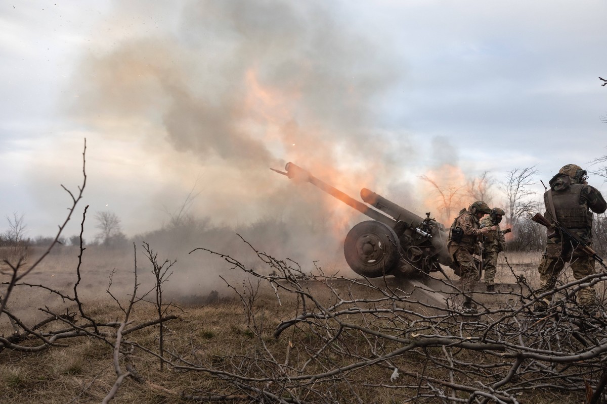 March 21, 2023, Bakhmut, Donetsk Region, Ukraine: Artillerymen from the 24th assault battalion Aidar shooting from 122 mm howitzer D-30 into Russian positions near Bakhmut, Donetsk region, Ukraine. Uk ...