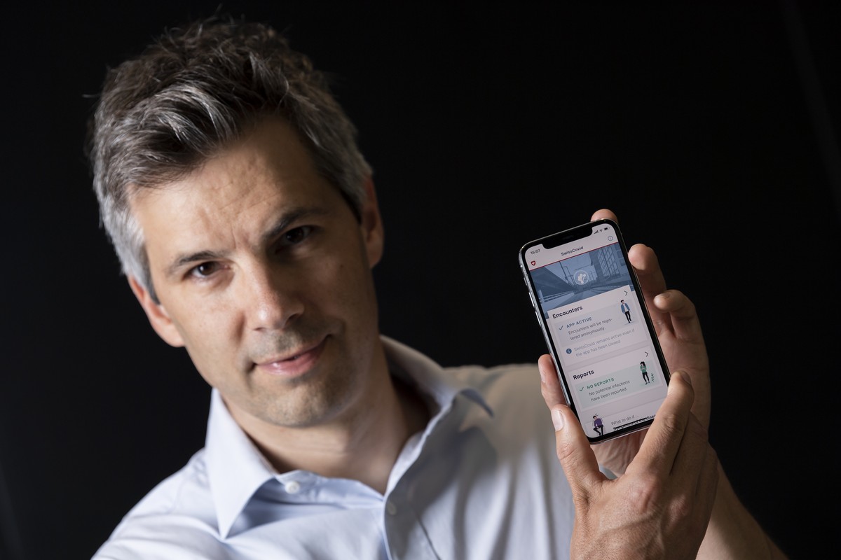 Marcel Salathe, Professeur en epidemiologie de l'EPFL et responsable du groupe d'experts en epidemiologie numerique de la Confederation pendant la crise du Coronavirus (Covid-19) pose avec l ...