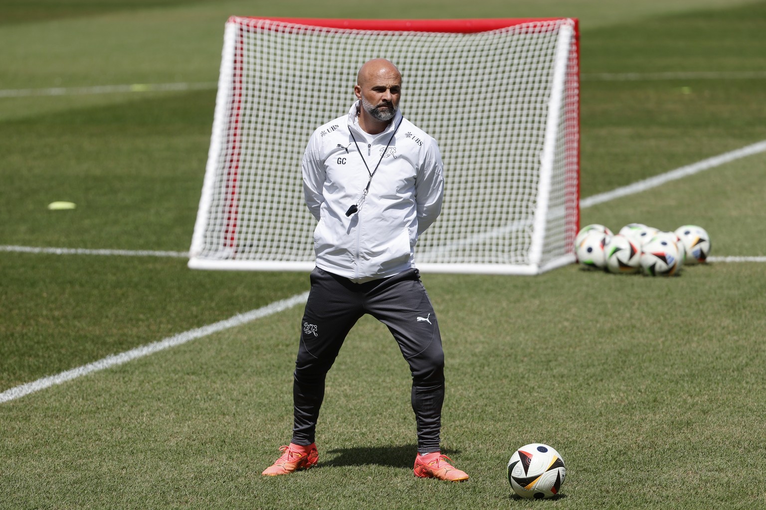 Switzerland&#039;s assistant coach Giorgio Contini prepares a training session at the &quot;Stadion auf der Waldau&quot; in Stuttgart, Germany, Sunday, June 16, 2024. The Swiss national soccer team is ...