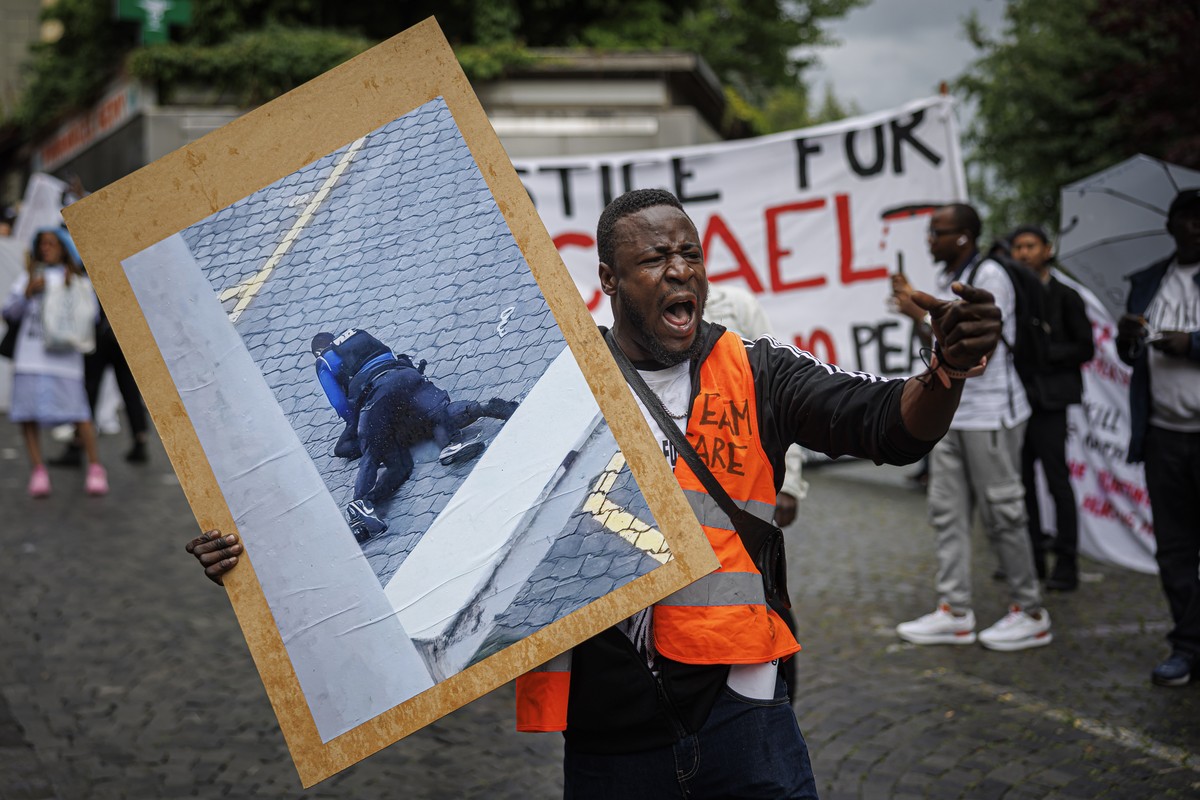 Des personnes manifestent en memoire de Michael, decede le 25 mai dans les locaux de la Police municipale de Lausanne, ce samedi 7 juin 2025 a Lausanne. (KEYSTONE/Valentin Flauraud)