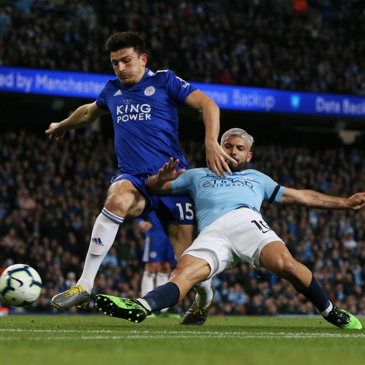epa07551938 Leicester City's Harry Maguire (L) in action against Manchester City's Sergio Aguero (R) during the English Premier League soccer match between Manchester City and Leicester City ...