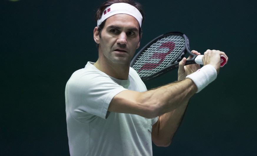 epa07131416 Roger Federer of Switzerland attends a training session at the Rolex Paris Masters tennis tournament in Paris, France, 30 0ctober 2018. EPA/IAN LANGSDON