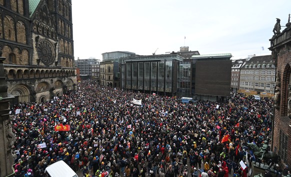 21.01.2024, Bremen: Tausende demonstrieren auf dem Marktplatz vor der B�rgerschaft gegen Rechtsextremismus, Die Demonstrationen sind eine Reaktion auf Recherchen des Medienkollektivs �Correctiv�, das  ...